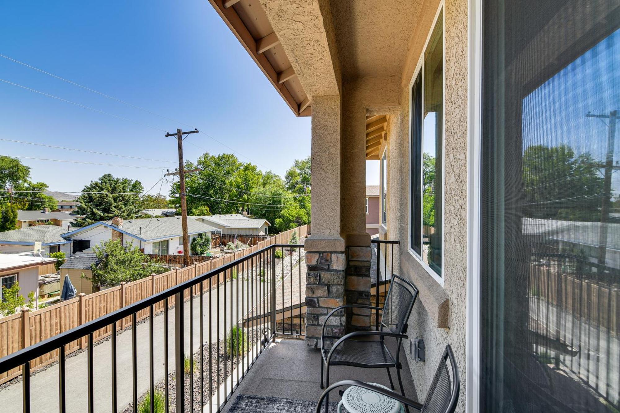 Central Carson City Townhome, 1 Mi To Downtown! エクステリア 写真